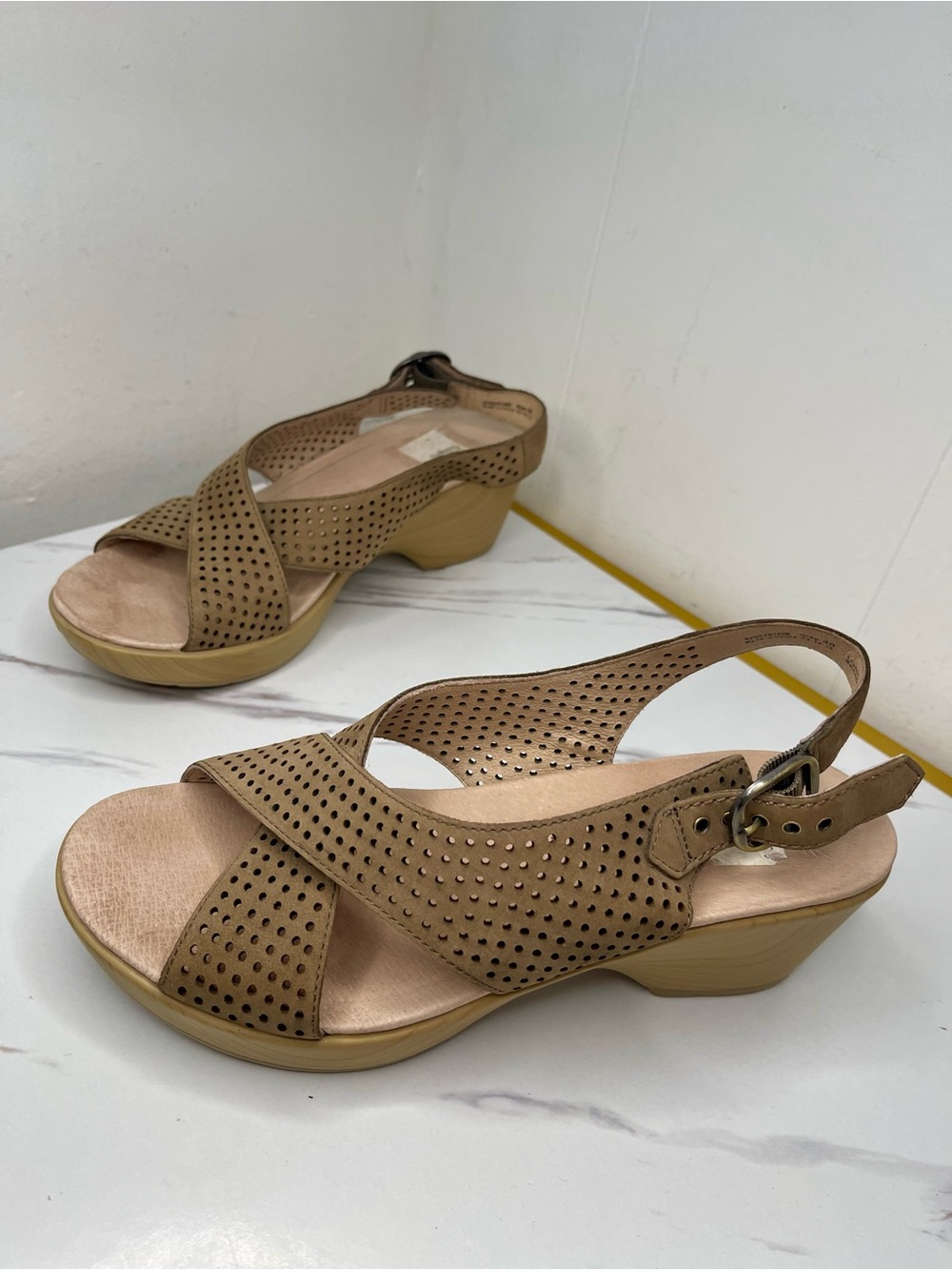 Dansko Jacinda Walnut Nubuck sandals perforated crisscross straps Sz 9.5-10 / 40